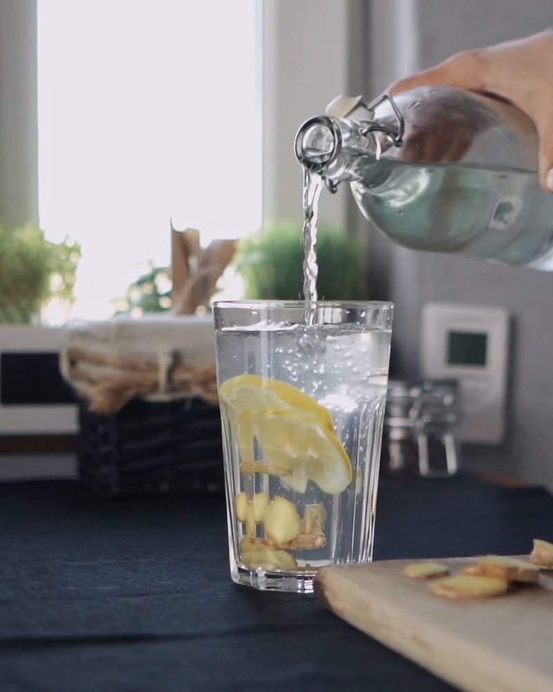 Agua servida en un vaso con rodajas de limón